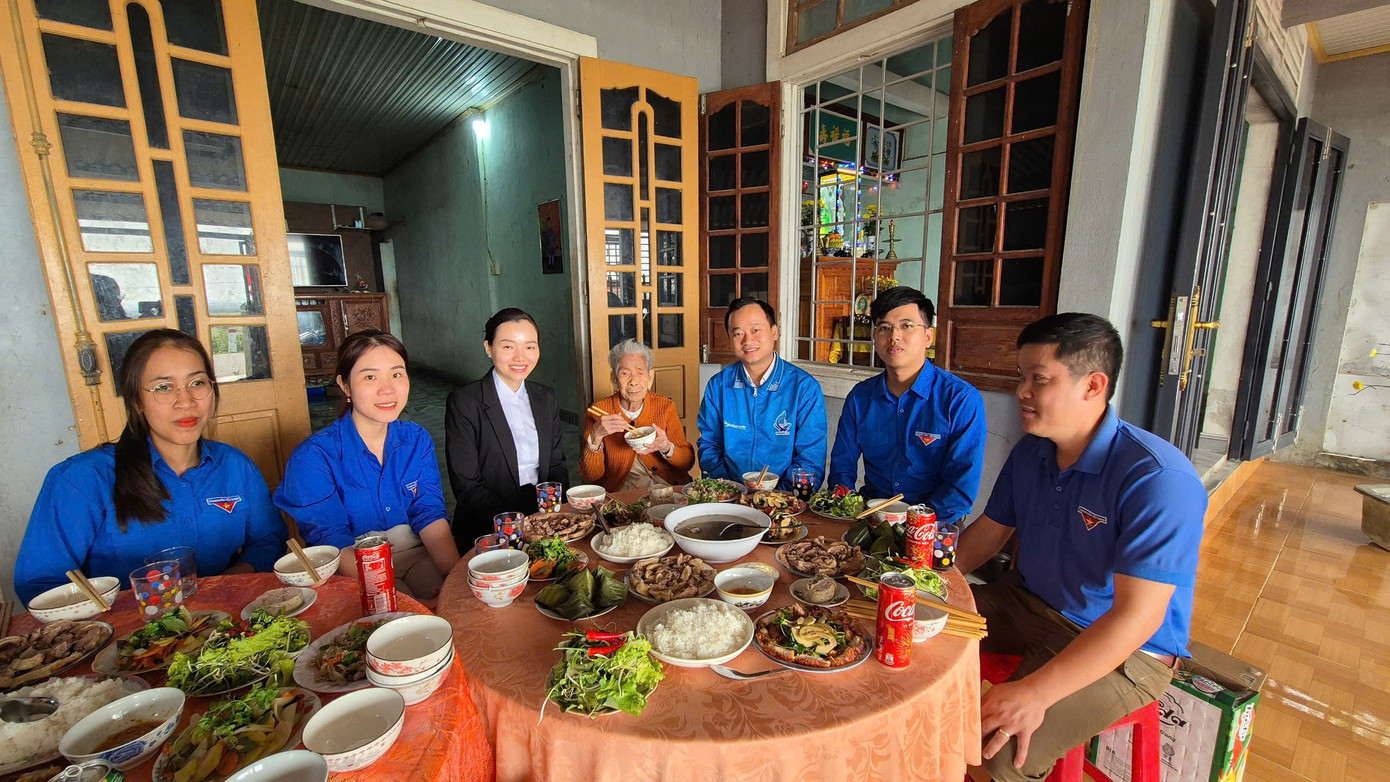 Bữa cơm tất niên cùng Mẹ Việt Nam anh hùng Đặng Thị Thỉ ở thôn Thiện Đông, xã Hải Định, huyện Hải Lăng. Bữa cơm tất niên cùng Mẹ Việt Nam anh hùng Đặng Thị Thỉ ở thôn Thiện Đông, xã Hải Định, huyện Hải Lăng.