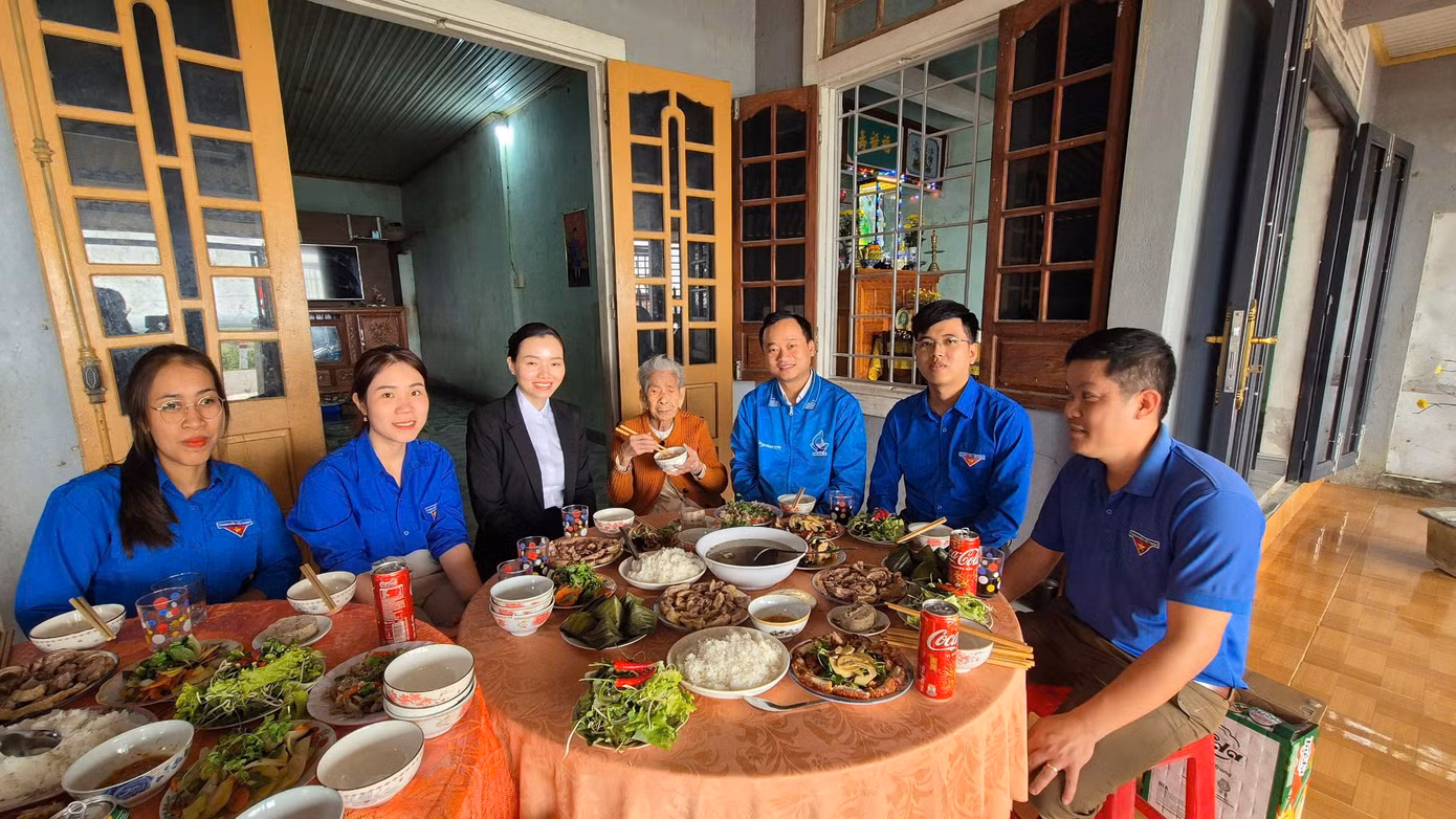 Bữa cơm tất niên cùng Mẹ Việt Nam anh hùng Đặng Thị Thỉ ở thôn Thiện Đông, xã Hải Định, huyện Hải Lăng.
