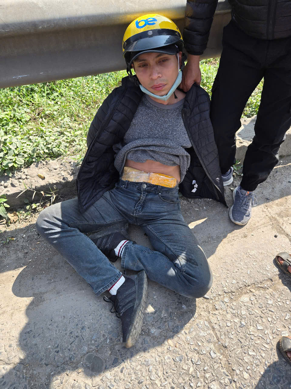 Nguyễn Trung Kiên cùng tang vật ma túy tổng hợp và pháo hoa nổ.