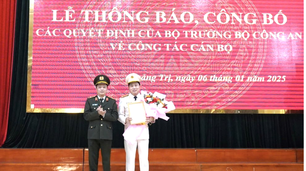 Thừa ủy quyền của Bộ trưởng Bộ Công an, Thứ trưởng Đặng Hồng Đức trao quyết định cho tân Giám đốc Công an tỉnh Quảng Trị Vũ Văn Đấu. Ảnh: TN
