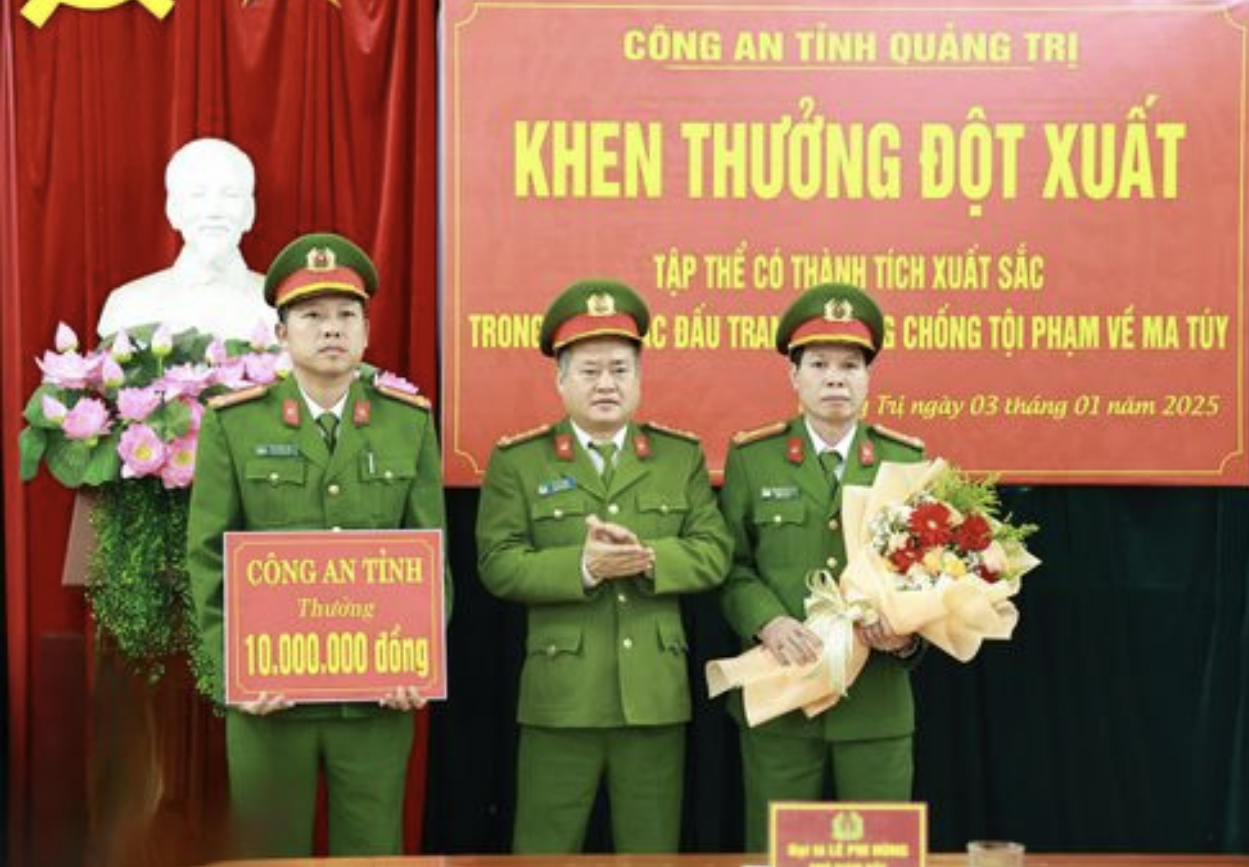 Đại tá Lê Phi Hùng-Phó Giám đốc Công an tỉnh Quảng Trị (giữa) thưởng nóng 10 triệu đồng cho PC04 Công an tỉnh ngày 3/1. Ảnh: CA Đại tá Lê Phi Hùng-Phó Giám đốc Công an tỉnh Quảng Trị (giữa) thưởng nóng 10 triệu đồng cho PC04 Công an tỉnh ngày 3/1. Ảnh: CA