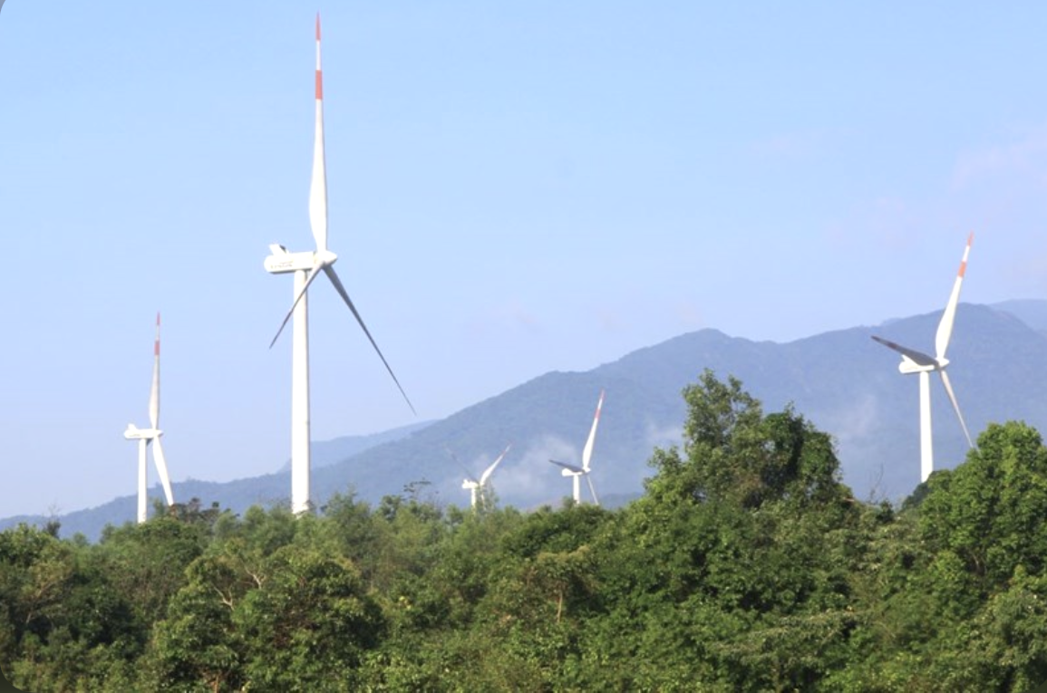 Nhiều trụ điện gió của Nhà máy điện gió Hướng Linh 1, Hướng Linh 2 xây dựng trên đất rừng. Nhiều trụ điện gió của Nhà máy điện gió Hướng Linh 1, Hướng Linh 2 xây dựng trên đất rừng.
