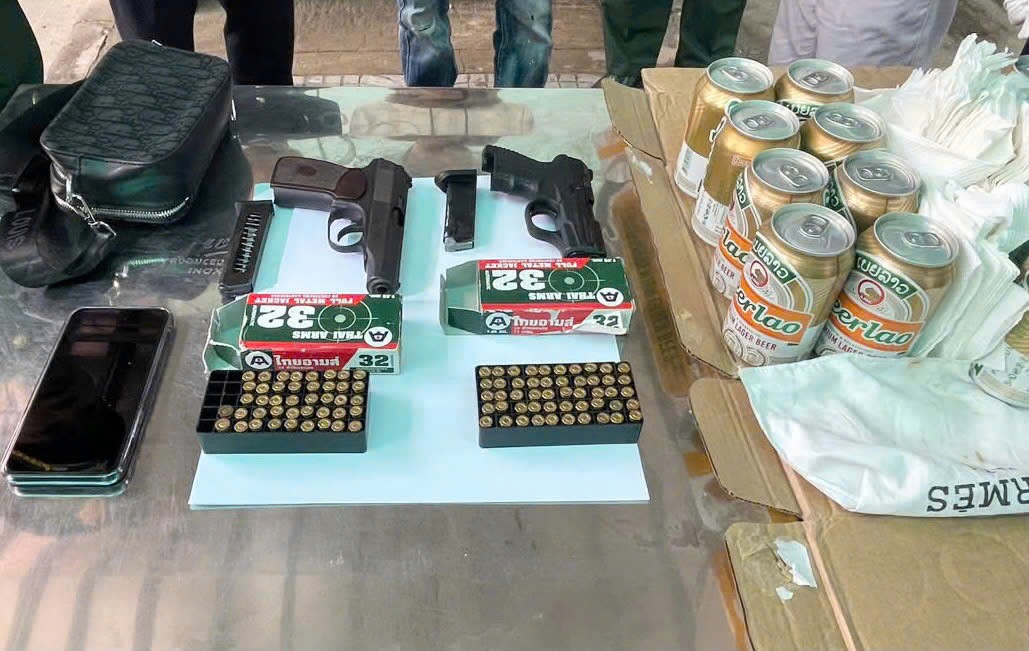 Hai khẩu súng ngắn cùng 92 viên đạn được ngụy trang tinh vi trong thùng bía. Ảnh: Đình Tiến Hai khẩu súng ngắn cùng 92 viên đạn được ngụy trang tinh vi trong thùng bía. Ảnh: Đình Tiến