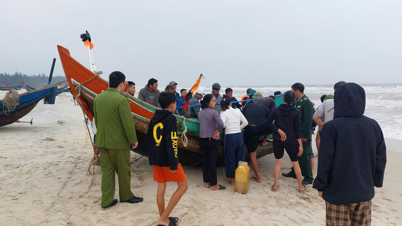 Thuyền của ngư dân gặp nạn trên biển đã được lực lượng chức năng và người dân kéo lên bờ an toàn. Thuyền của ngư dân gặp nạn trên biển đã được lực lượng chức năng và người dân kéo lên bờ an toàn.