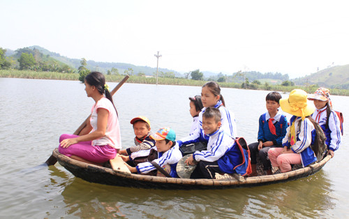 Hàng chục bạn cùng ngồi trên chiếc thuyền, không có phao cứu sinh hay đồ bảo hộ