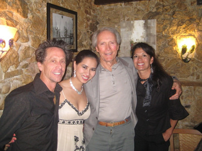 Brian, Châu Giang và vợ chồng diễn viên Clint Eastwood. Brian, Châu Giang và vợ chồng diễn viên Clint Eastwood