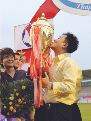 Bầu Hiển đã tận hưởng không ít niềm vui với cả Hà Nội T&T lẫn SHB Đà Nẵng, nhưng cũng gặp không ít phiền toái với cái tiếng “một ông chủ, hai đội bóng”. Ảnh: VSI