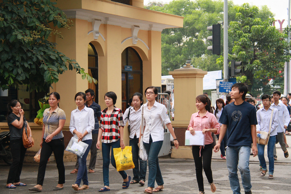 Hơn 6h sáng, hầu hết các thí sinh đã có mặt tại trường, chuẩn bị vào thi. Ảnh: Trường Phong