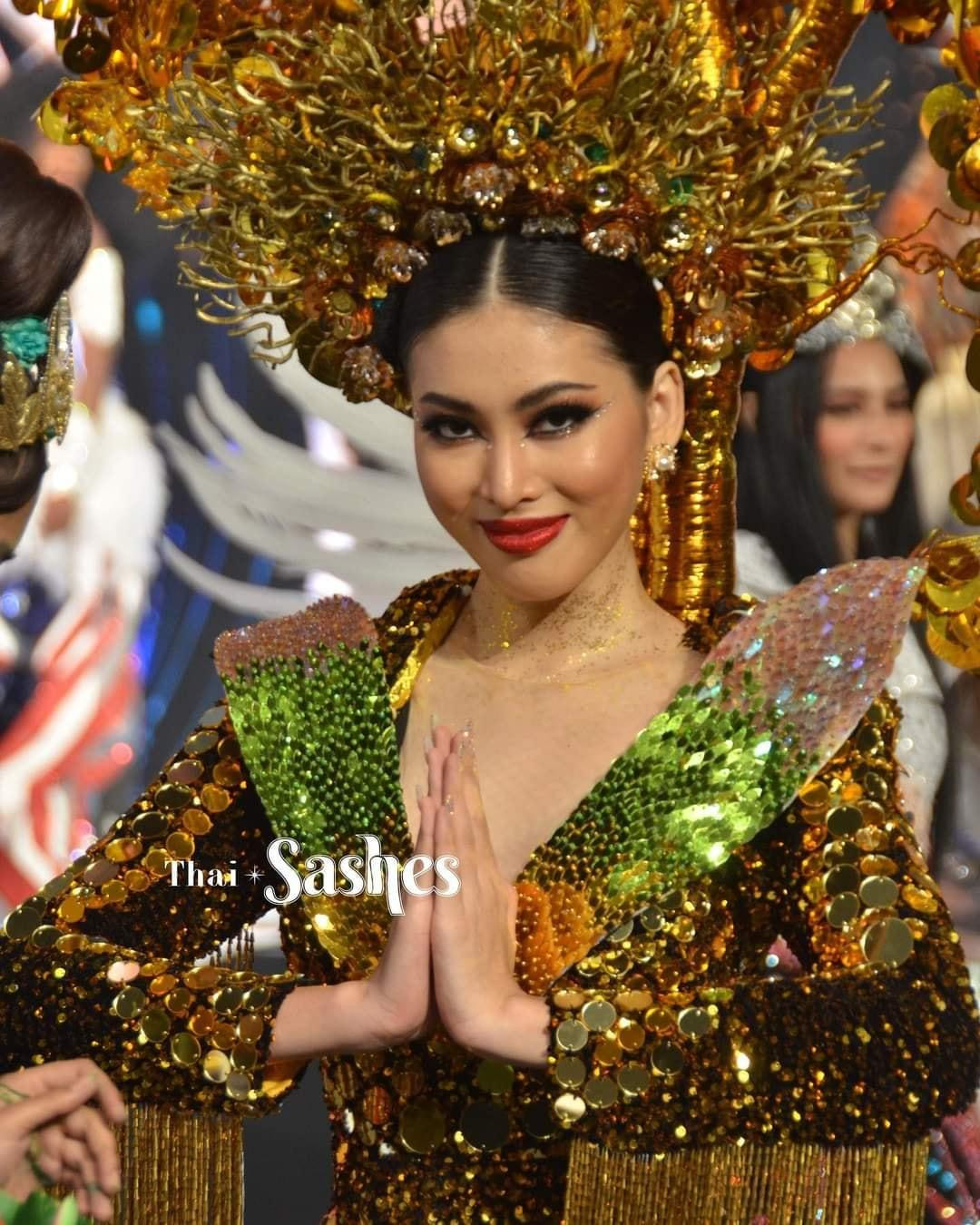 Ngay từ khi sải bước trên sân khấu, Ngọc Thảo đã khiến các khán giả choáng ngợp bởi sự lộng lẫy và lấp lánh của tông màu vàng. Thần thái của đại diện Việt Nam trong màn trình diễn này cũng rất tốt, diễn tả được sự kiêu sa, đài các của một tiểu thư 'lá ngọc cành vàng'. Bộ trang phục này cũng đã 'lọt mắt xanh' của ban giám khảo, giúp Ngọc Thảo lọt top 6 thí sinh trình diễn Trang phục dân tộc đẹp nhất năm nay.