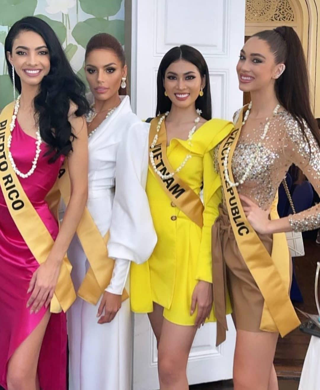 Ngọc Thảo luôn nổi bật bên cạnh thí sinh các nước nhờ trang phục rực rỡ của mình.