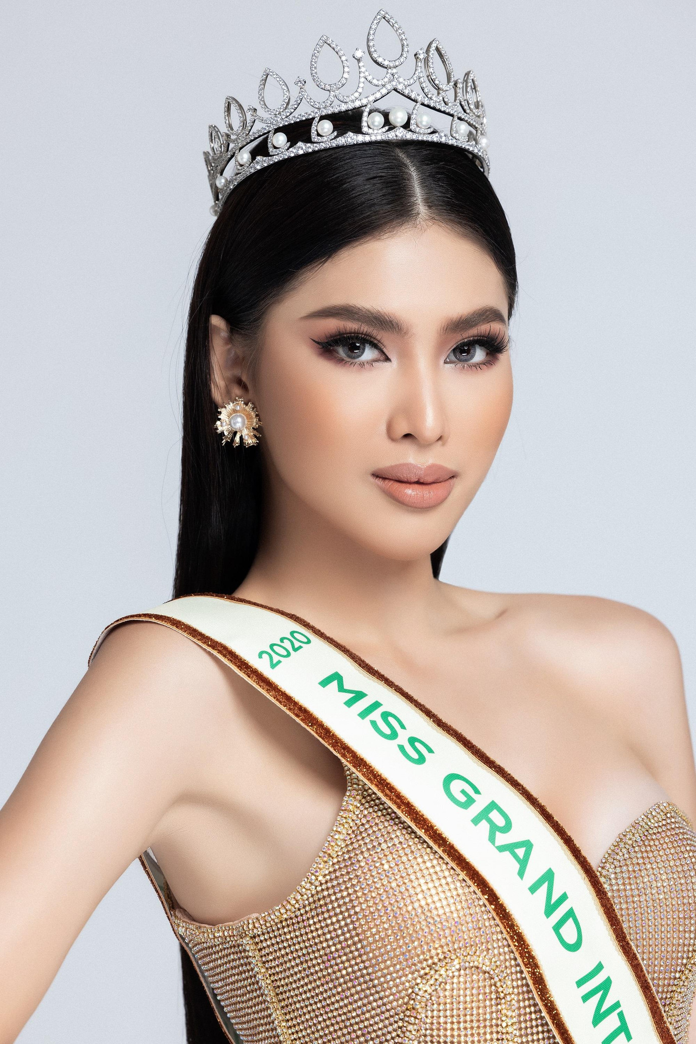 Kết hợp cùng lối makeup chuẩn beauty queen, vẻ đẹp sắc sảo của cô nàng lại càng nổi bật qua từng khung hình. Được biết, người đẹp vẫn còn phân vân trong việc chọn lựa trang phục dự thi đêm Chung kết.