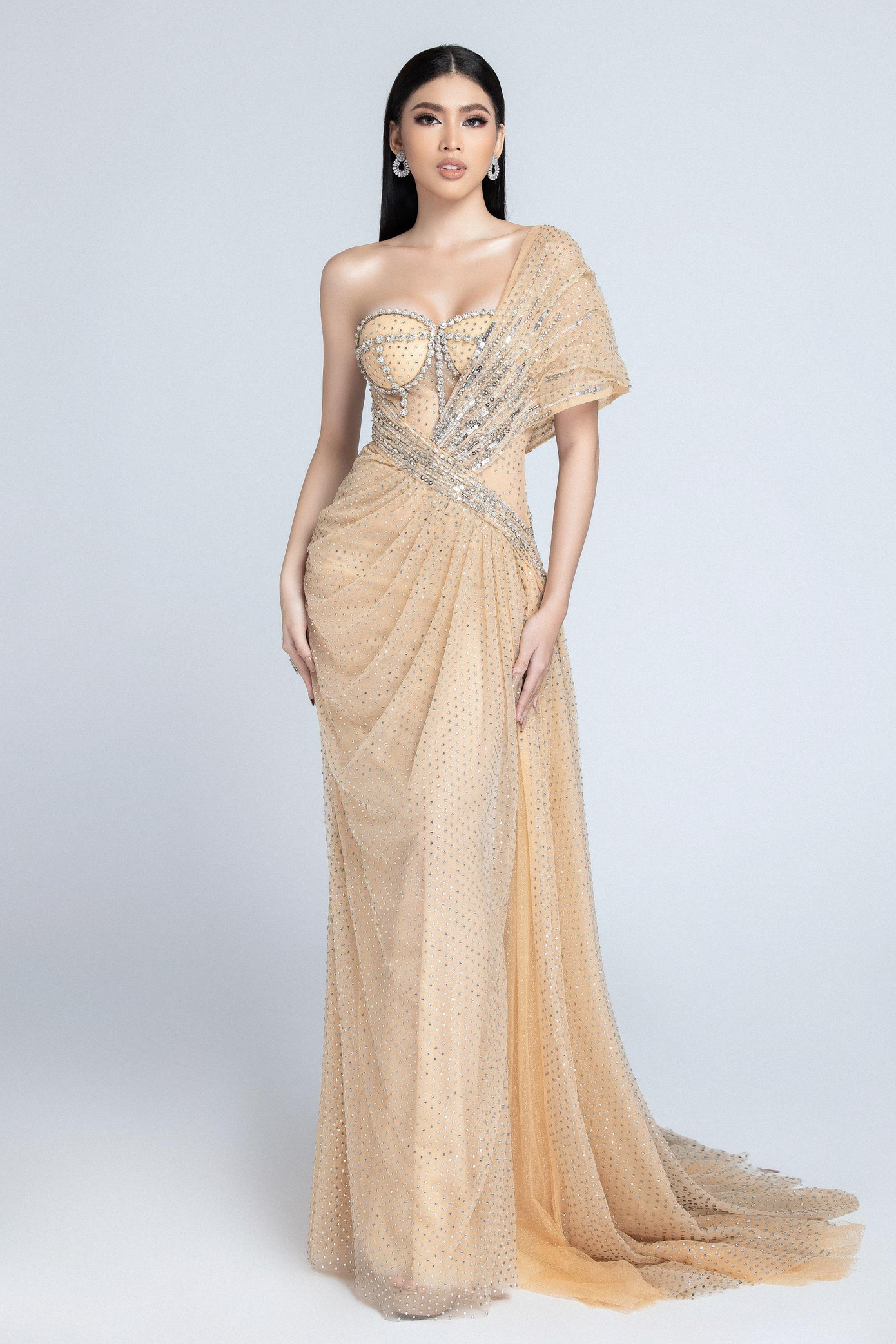 Một mình “mang chuông đi đánh xứ người”, đại diện Việt Nam chưa từng bị lu mờ giữa dàn mỹ nhân Miss Grand International năm nay. Với sự hỗ trợ của ekip từ xa, Ngọc Thảo đã mang đến những layout vô cùng xuất sắc và ghi điểm tại cuộc thi trong những ngày qua