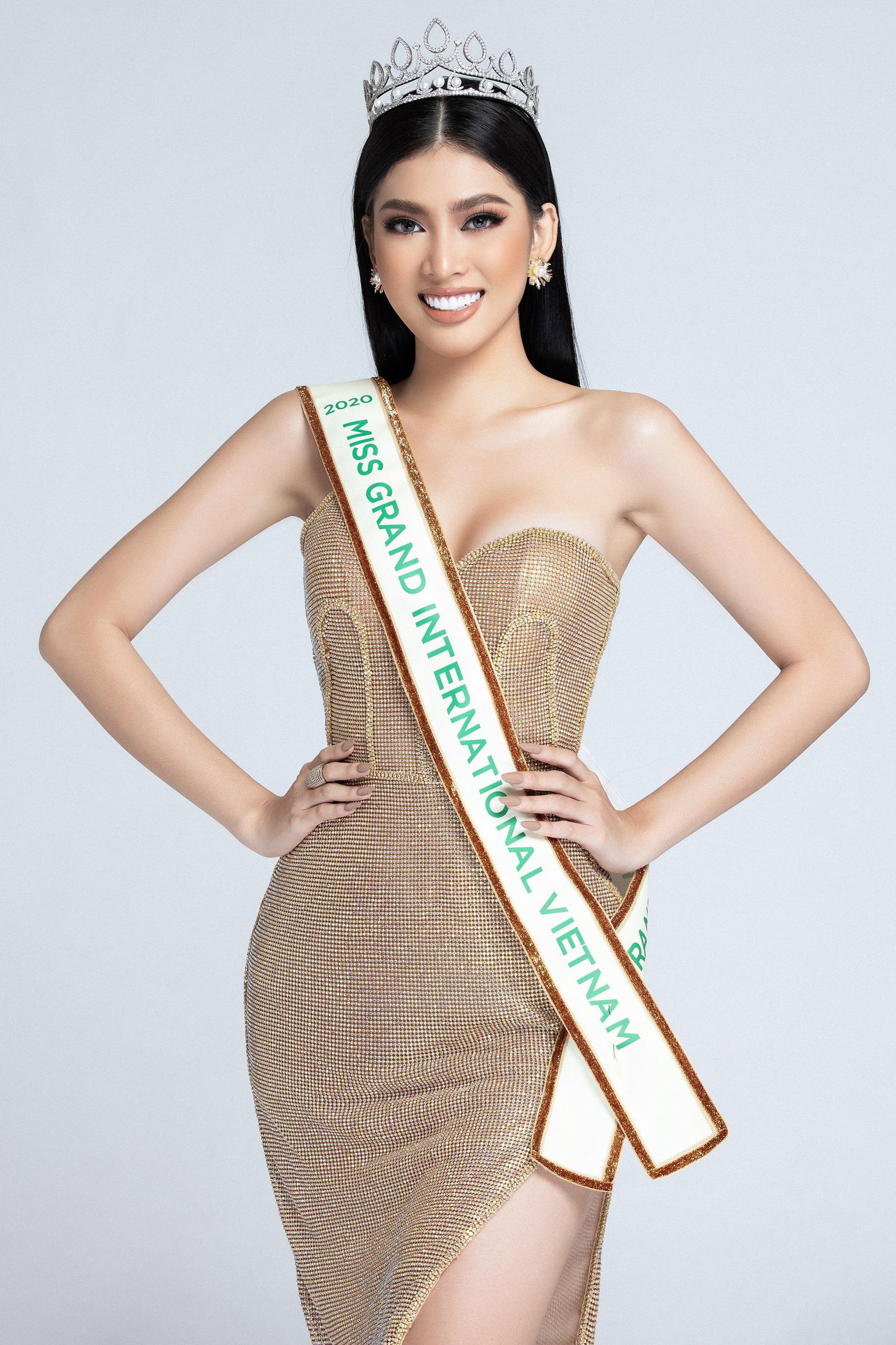 Với thiết kế màu nude lệch vai của NTK Linh San, nàng Á hậu thu hút bởi nhan sắc rạng ngời ở tuổi 21.