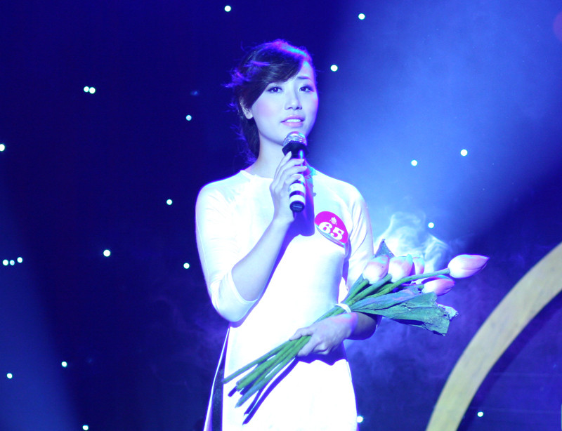 "Sen trong tôi" là chủ đề hùng biện của Hồng Nhung (CĐ Cộng đồng Hà Nội).