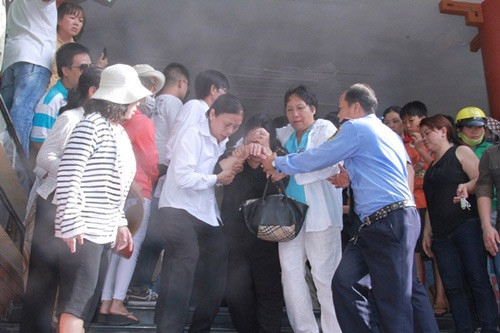 Mẹ của Wanbi Tuấn Anh đã cố gắng giữ vẻ bình tĩnh suốt mấy ngày qua để lo tang lễ cho con trai. Nhưng phút cuối phải chia tay con mãi mãi, bà đã gục ngã