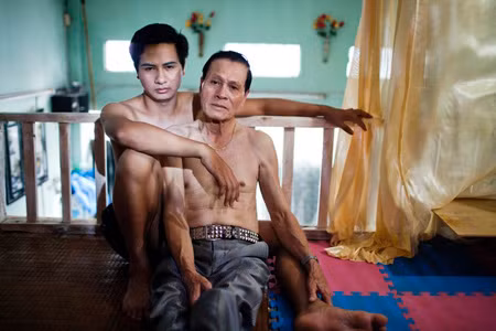 Cặp đôi này chênh nhau đến 44 tuổi. Họ đã yêu nhau hơn 2 năm và cùng chung sống tại Hà Nội