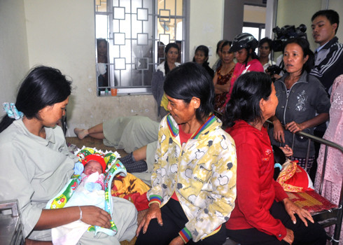 Nhiều người hiếu kỳ vào tận phòng hậu sản bàn tán xôn xao chuyện nhầm trẻ sơ sinh. Ảnh: Trí Tín