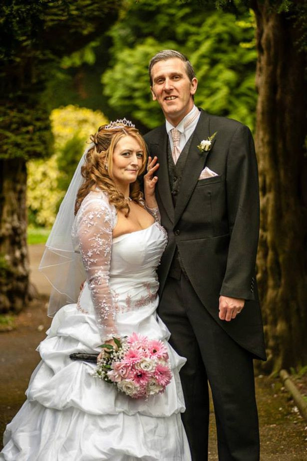 Tsia trở thành cô dâu xinh đẹp trong ngày cưới sau khi "dao kéo" bằng khoản tiền bán nhà. Tsia trở thành cô dâu xinh xắn trong ngày cưới sau khi