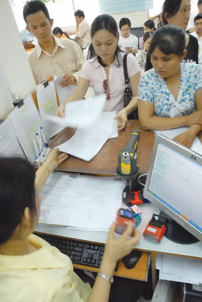 Nộp tờ khai thuế tại cơ quan thuế. Ảnh: D.Đ.Minh