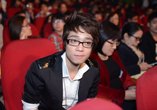 Dù hai lần bị đình chỉ nhưng Bùi Anh Tuấn vẫn 'tự tin' đến nhận giải