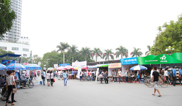 Ngày hội tân sinh viên có các trại trưng bày, triển lãm, bán hàng giảm giá cho sinh viên. Ảnh: Trường Phong. Ngày hội tân sinh viên có các trại trưng bày, triển lãm, bán hàng giảm giá cho sinh viên. Ảnh: Trường Phong