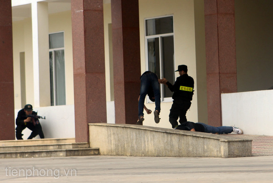 LL cảnh sát tiêu diệt kẻ khủng bố làm nhiệm vụ cảnh giới.