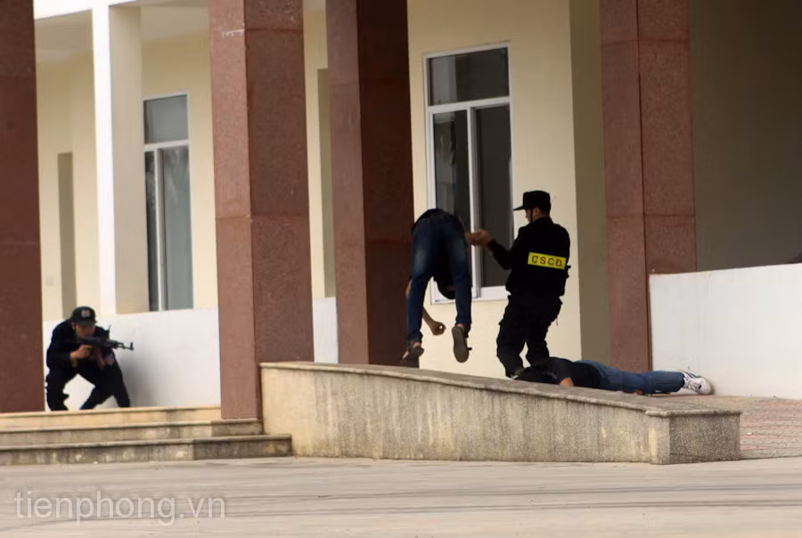 LL cảnh sát tiêu diệt kẻ khủng bố làm nhiệm vụ cảnh giới.