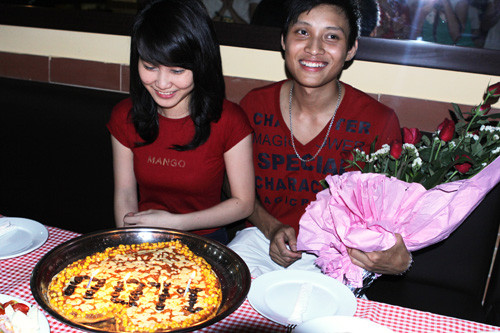 Cặp đôi tỏ tình tại nhà hàng pizza