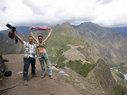 Việt cùng bạn bè tại Macchu Picchu