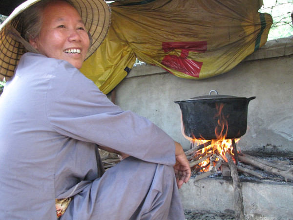 Trong khi đó, một bộ phận sinh viên tình nguyện kết hợp với tăng ni nhà chùa, cùng một số người dân thiện nguyện đang chuẩn bị bữa tối cho các sĩ tử. 