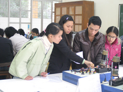 Giờ thực hành của sinh viên Đại học Bách Khoa Hà Nội. Ảnh: Xuân Phú. Giờ thực hành của sinh viên Đại học Bách Khoa Hà Nội. Ảnh: Xuân Phú