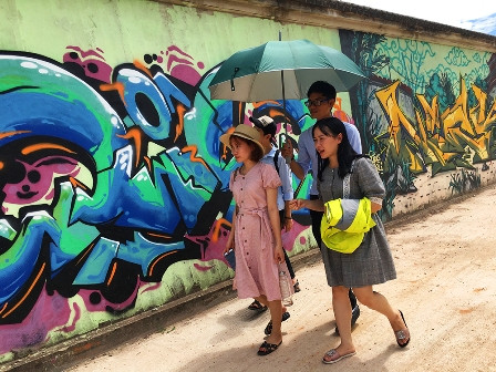 'Bích họa lộ' duy nhất xứ Huế hút giới trẻ, du khách ngày lễ ảnh 6