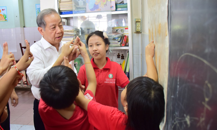 Chủ tịch tỉnh cõng trẻ khuyết tật vui Tết Trung thu ảnh 4