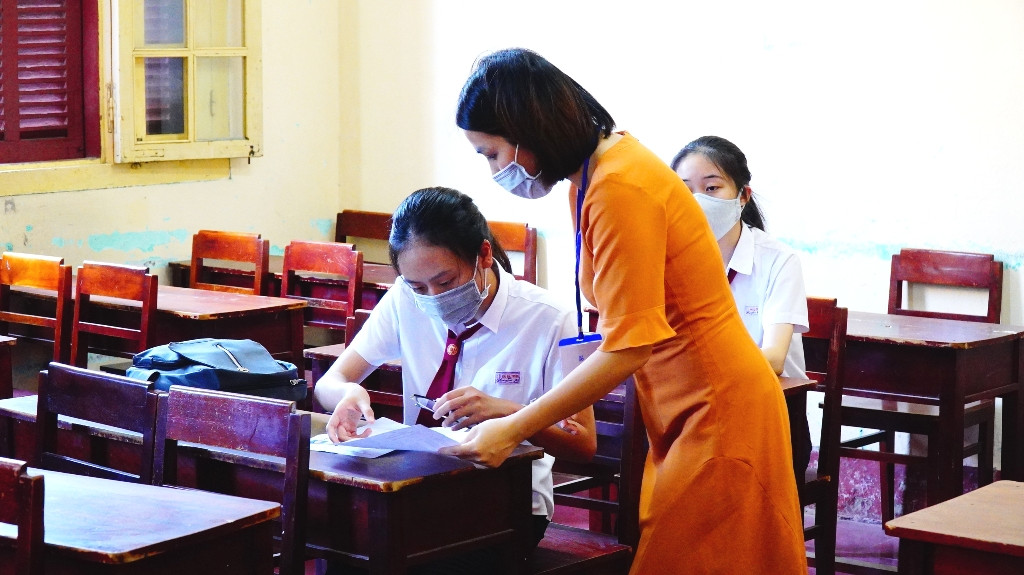 Gần 900.000 sỹ tử khẩu trang kín bưng làm thủ tục thi tốt nghiệp THPT ảnh 7