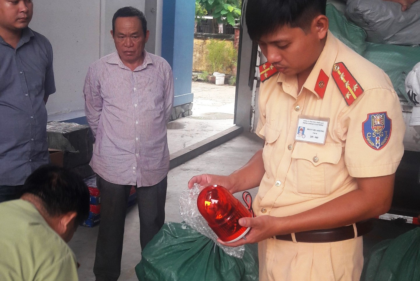 Vụ 2 xe ‘chuyển phát nhanh thư báo’ chở hàng lậu: Quản lý thị trường nói gì? ảnh 1