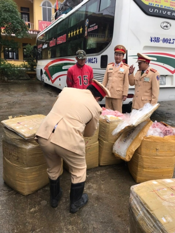 Thu giữ 5 thùng nội tạng động vật bốc mùi trên xe giường nằm ảnh 3