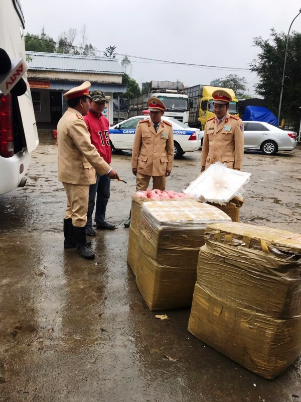 Thu giữ 5 thùng nội tạng động vật bốc mùi trên xe giường nằm ảnh 4