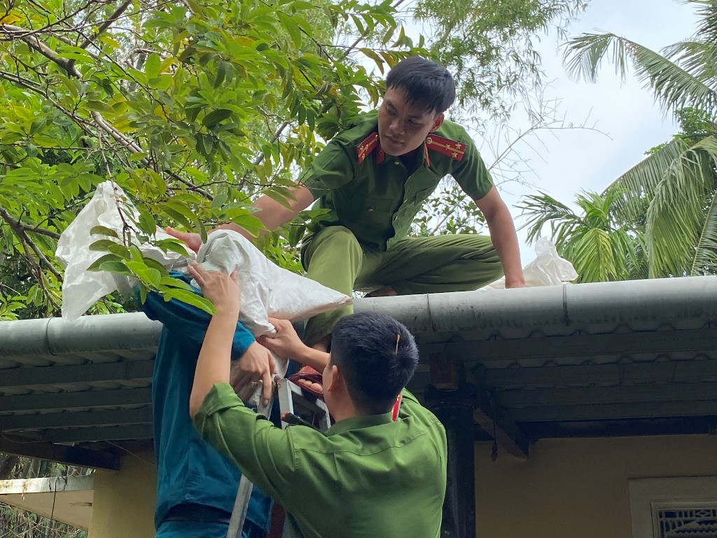 Trực thăng, xe bọc thép sẵn sàng ứng phó với bão số 9 ảnh 8