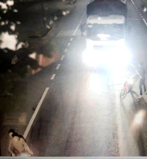 Nhóm thanh niên xông vào hầm đường bộ cầm dao chém xe tải ảnh 1