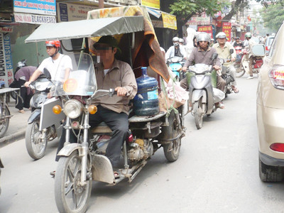 Nhiều xe ba bánh luồn lách trên đường