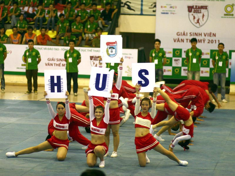 Đội Cheerleader Đại học Khoa học Tự nhiên cũng góp thêm không khí sôi động của cuộc thi