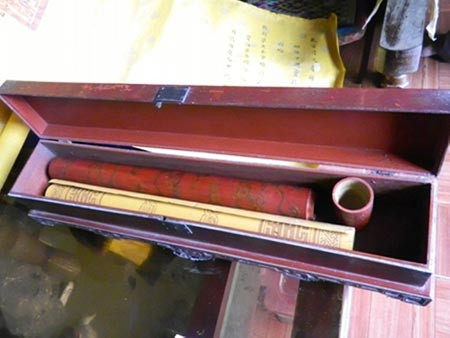 Hộp đựng bản sắc phong. Hộp đựng bản sắc phong