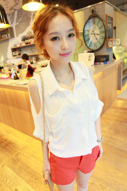 Trong tủ đồ nhà bạn hẳn không thể thiếu quần shorts. Với chức năng mang lại sự thoải mái, năng động cũng như giúp bạn gái “khoe” đôi chân thon cuốn hút, quần shorts lúc nào cũng được xếp vào list những món đồ cô nàng nào cũng phải có mỗi khi hè tới. Bạn sẽ vô cùng nổi bật cùng short hoa mang nhiều màu sắc được cách điệu với các họa tiết hoa nhỏ, to khác nhau. Bạn nên kết hợp short họa tiết hoa với áo có gam màu đơn sắc như màu đen, màu be, màu trắng... Khắc phục nhược điểm của quần short hơi thô cứng và chật chội hay những chiếc váy ngắn khiến chúng mình có thể gặp sự cố “hớ hênh” khi vận động, quần short váy là sự kết hợp hoàn hảo để teen girl khoe vẻ đáng yêu, xinh xắn mà cực kỳ thoải mái. Ngoài ra, các kiểu quần short màu sặc sỡ hay short đều có thể đem đến cho bạn gái nét trẻ trung năng động trong ngày hè.