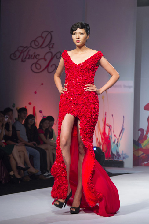 Cô khoe đôi chân thon dài, gợi cảm trong các mẫu váy dạ hội lộng lẫy