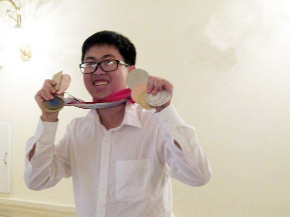  Chàng trai vàng Ngô Phi Long với những tấm Huân chương danh giá của mình