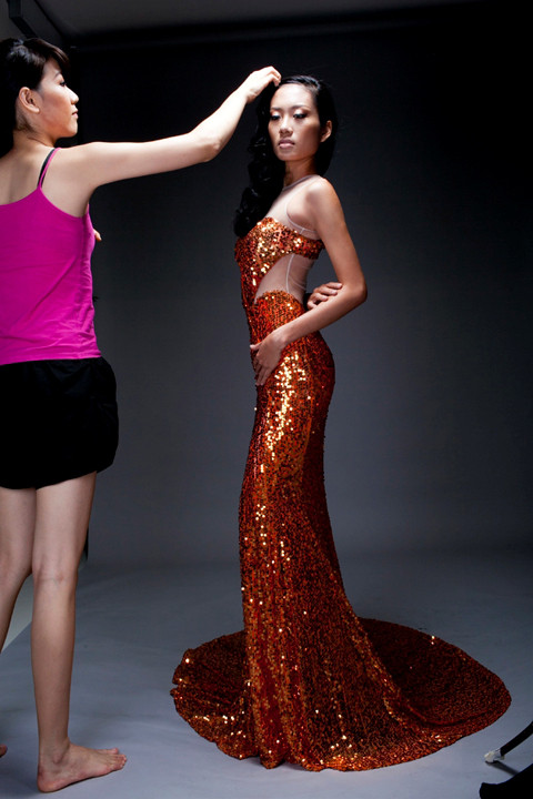 Ngọc Thúy sửa tóc cho Nhã Trúc