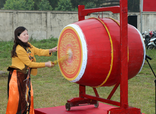 … và phát biểu tuyên bố lễ giao nhận quân chính thức được bắt đầu