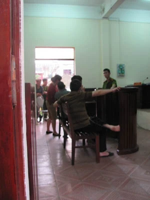  Người nhà tha hồ gặp bị cáo, mà khong có sự cho phép của HĐXX