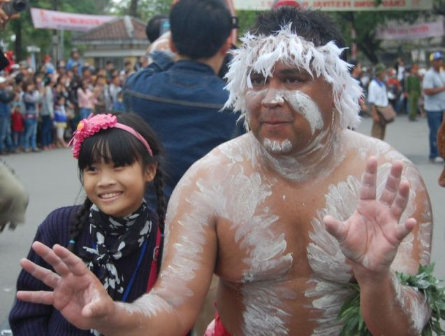 Nhóm múa thổ dân Astralia với hình ảnh ấn tượng, đặc biệt thu hút trong lễ hội