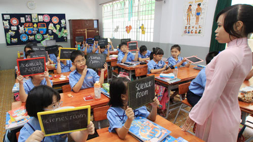 Tìm kiếm giáo viên tiếng Anh đang là việc khiến nhiều trường tiểu học đau đầu. Trong ảnh: giờ học tiếng Anh của cô trò lớp 3/2 Trường tiểu học Lê Văn Sỹ, Q.Tân Bình, TP.HCM - Ảnh: NHƯ HÙNG (Tuổi Trẻ). Tìm kiếm giáo viên tiếng Anh đang là việc khiến nhiều trường tiểu học đau đầu. Trong ảnh: giờ học tiếng Anh của cô trò lớp 3/2 Trường tiểu học Lê Văn Sỹ, Q.Tân Bình, TP.HCM - Ảnh: NHƯ HÙNG